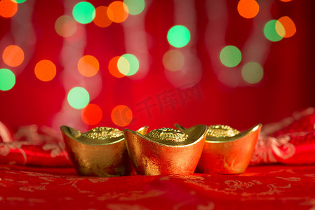 红色1海报摄影照片_Chinese New Year decorations gold ingots with copy space