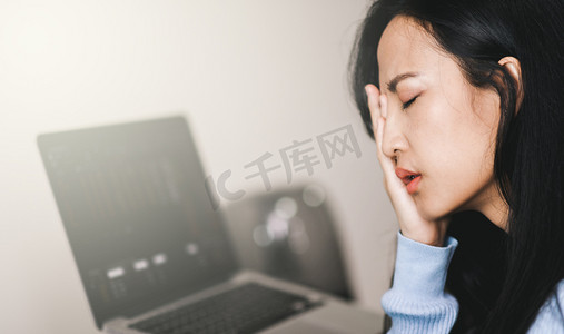 health摄影照片_An asian woman getting anxiety and depression after checking news about global pandemic. Lockdown mental health. Coronavirus outbreak