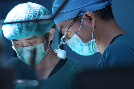 两个兽医外科手术室带艺术照明和蓝色的筛选器