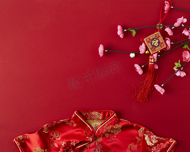 2019新年背景摄影照片_装饰设计中国新的一年2019红色背景。祝福文本意味着快乐, 健康和财富。祝中国新年好运。平躺