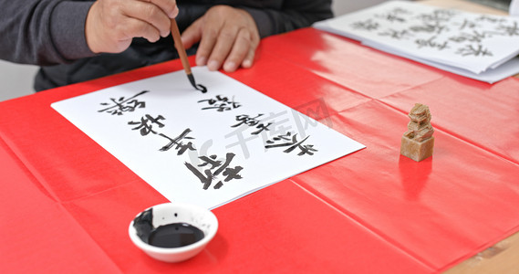 5.人在农历大年初一之际就写起了中国书法，祝你一帆风顺
