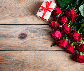 红玫瑰和礼品盒