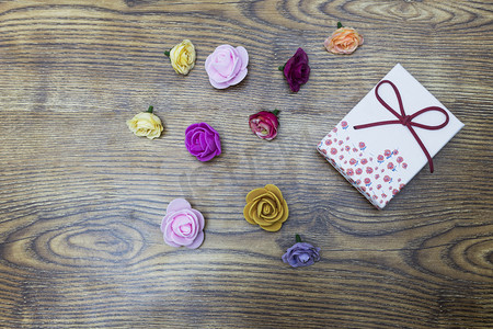 2月14日。爱的日子礼品盒与小组玫瑰在木桌上。具有复制空间的顶部视图