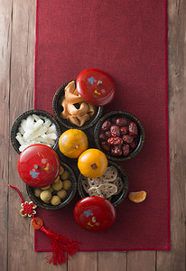 平放中式新年餐饮及装饰用品。文本显示在图像中: 繁荣.