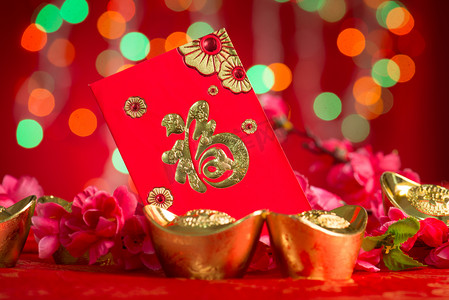 会议红色海报摄影照片_Chinese New Year decorations gold ingots and red packet