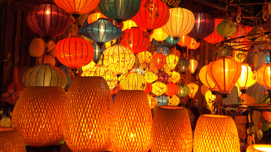 特写, dof: 五颜六色的手工纸灯在传统的越南小镇的节日之夜闪闪发光。在会安满月庆典前, 壮观的东方灯光被点亮.