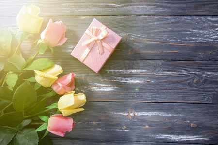 粉色礼品盒摄影照片_束粉色玫瑰和礼品盒.