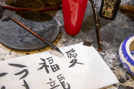 在课堂上学习传统汉字书法的工具和用品.