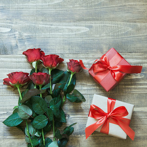 情人节的背景有两个爱的礼物和红玫瑰。视图。复制空间。平躺。母亲节.