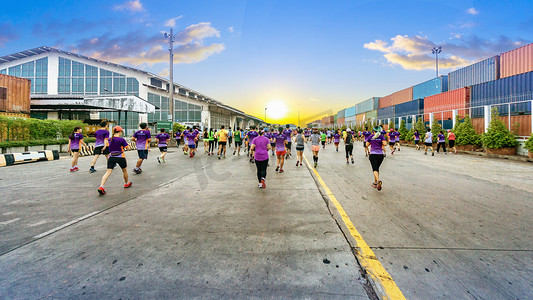 身份不明的马拉松运动员与街上黄色在城市道路上运行