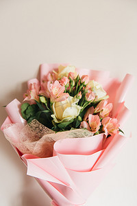 精美玫瑰花束摄影照片_美丽而精致的粉红花束，由白色玫瑰和桉树组成，包装精美