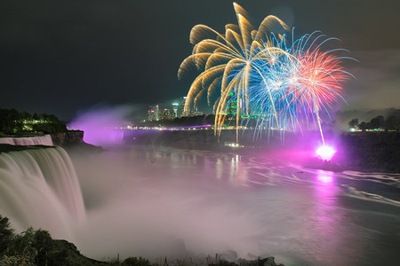美国纽约州尼亚加拉瀑布，夜晚被五彩缤纷的焰火照亮.