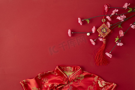 2019新年背景摄影照片_装饰设计中国新的一年2019红色背景。祝福文本意味着快乐, 健康和财富。祝中国新年好运。平躺