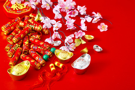 好运福摄影照片_在红色背景下装饰中国新年 2019年 (汉字)。福。在文章中提到好运、财富、资金流动) 为设计腾出空间