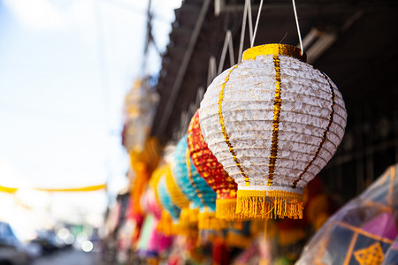 五颜六色的纸灯笼装饰在 loy kratong 或 loi kra tong 满月事件在泰国.