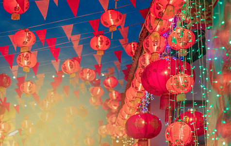 农历新年灯笼在唐人街。文字意味着幸福和良好的健康