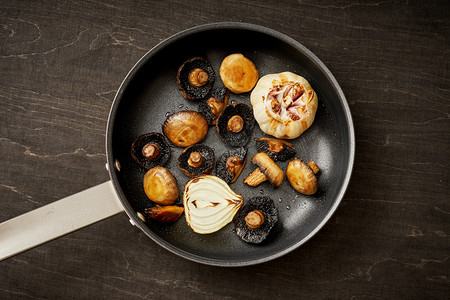 旧木桌上热锅上的炸蘑菇