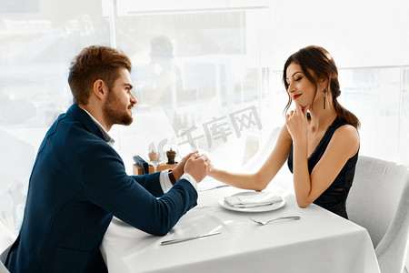 夫妻爱庆祝。在餐馆里的浪漫晚餐。罗马