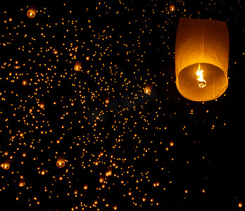 泰国清迈 loy krathong 节上的天灯、飞灯、热气球