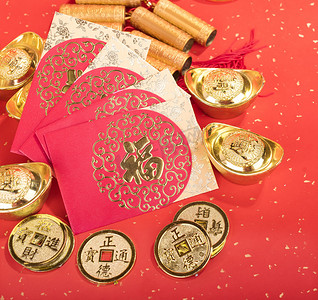 意味摄影照片_中国新年红包红包与金锭在红纸上, 汉语在信封上意味幸福和硬币表示 