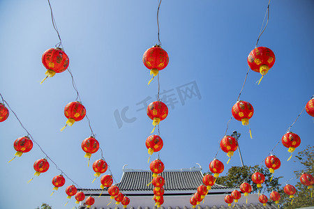 常用装饰摄影照片_一种颜色鲜艳的可折叠纸灯笼, 主要是红色, 用于装饰目的, 通常用中国艺术画.