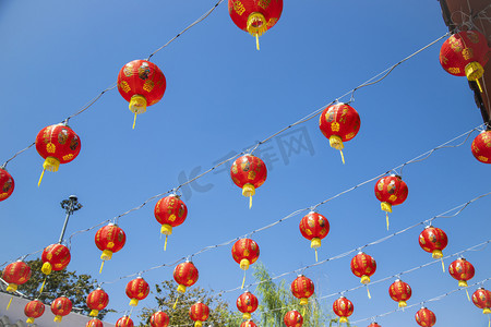 常用装饰摄影照片_一种颜色鲜艳的可折叠纸灯笼, 主要是红色, 用于装饰目的, 通常用中国艺术画.