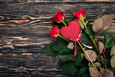 情人节横幅玫瑰和礼物。在木制背景上。顶部视图。文本的可用空间.