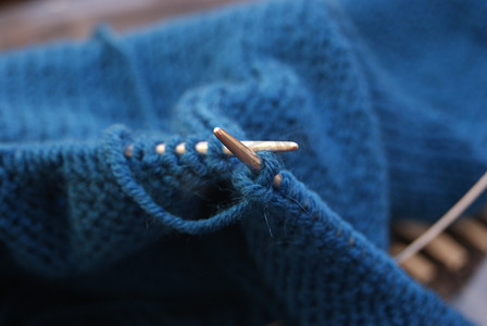 度假时的业余爱好.刺绣-用蓝色毛线编织针织过程中的针织针头