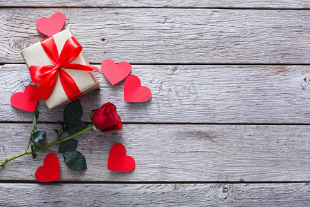 本周热点摄影照片_情人节背景, 手工的心, 玫瑰和木材上的礼物