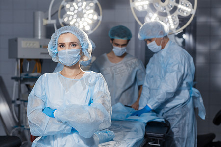 手术室手术制服严重集中的女外科医生.
