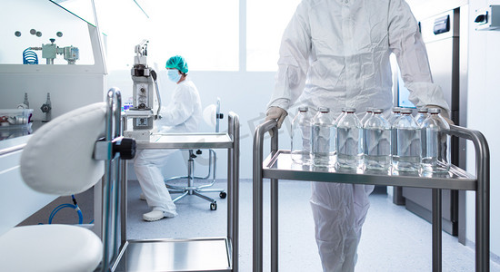 实验室中的液体粉. 制药工业工厂和生产实验室 (彩色色调图像; 浅 dof)