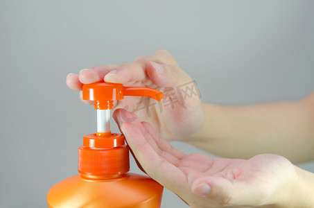 橙色洗发水瓶