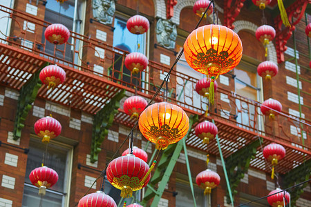 节日灯笼摄影照片_美丽的红色中国灯笼在唐人街的 San Francisco