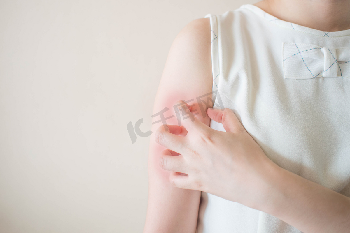 抓她痒的脖子以过敏疹的妇女 库存图片. 图片 包括有 皮肤, 湿疹, 表面, 憔悴, 手指, 痛苦, 解决 - 98414113