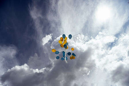 在天空中飞翔黄蓝球. 