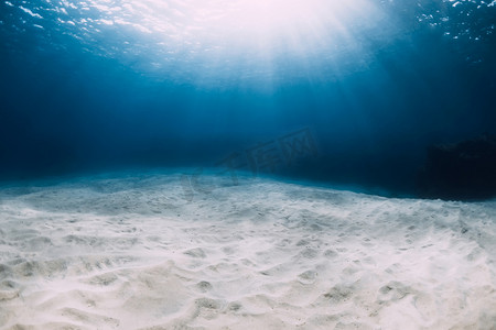 深蓝色中秋节摄影照片_夏威夷深蓝色的海洋，海底白沙，水下有阳光
