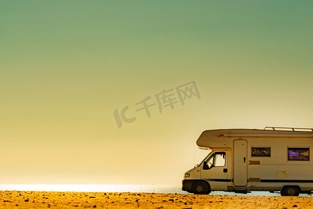 在西班牙地中海沿岸的野营大篷车。在海滩上野营假日和驾车回家旅行.