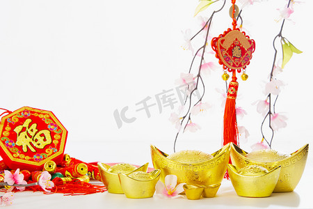 中国新年装饰传统的工艺品金锭和鞭炮和梅树在空白色背景上为企业推广和汉语字母表的意义丰富和好运.