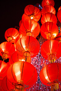 挂大红灯笼在中国农历新年