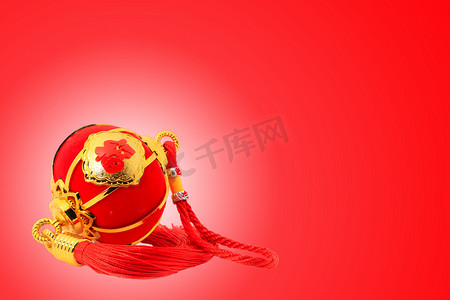球形脉络摄影照片_红色球形灯笼为中国新年装饰超过红色背景。中文字意味着财富.