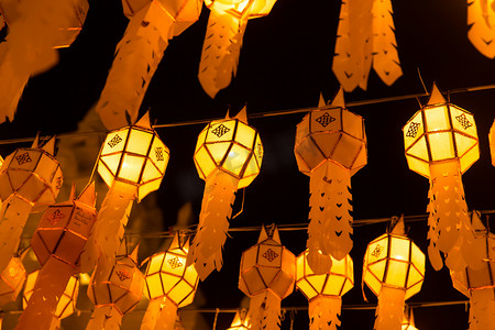 吊饰镂空灯笼摄影照片_泰国北部的一蓬泰式吊灯笼旅游灯节节