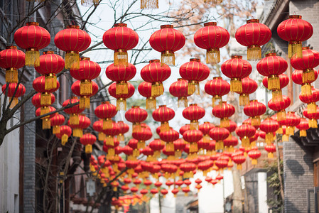 中国红灯笼挂在一条街上
