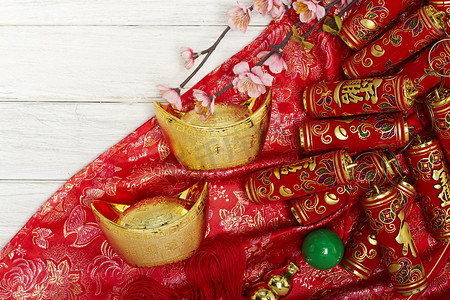 中国新年节日装饰品，金锭的中文字符意味着财富和运气