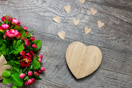 木心和一束玫瑰, 情人节, 爱情, 浪漫的照片, 浪漫的花束与心和礼物, 适合广告