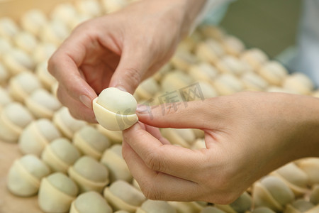女人的手做饺子, 特写