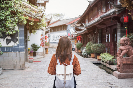 在中国丽江古镇散步的年轻女性