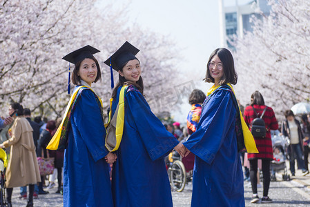 學中文摄影照片_2018年3月28日, 在樱花盛开的同济大学, 研究生们摆姿势拍照