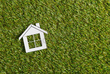 阳光家的背景摄影照片_白皮书房子的最高视图上的绿草, 能源效率在家里的概念