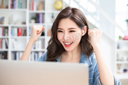 亚洲女学生在网上学习语言时使用无线耳塞，她对自己的表现感到非常高兴