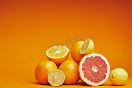 新鲜成熟的整体和在橙色背景的柑橘切片水果